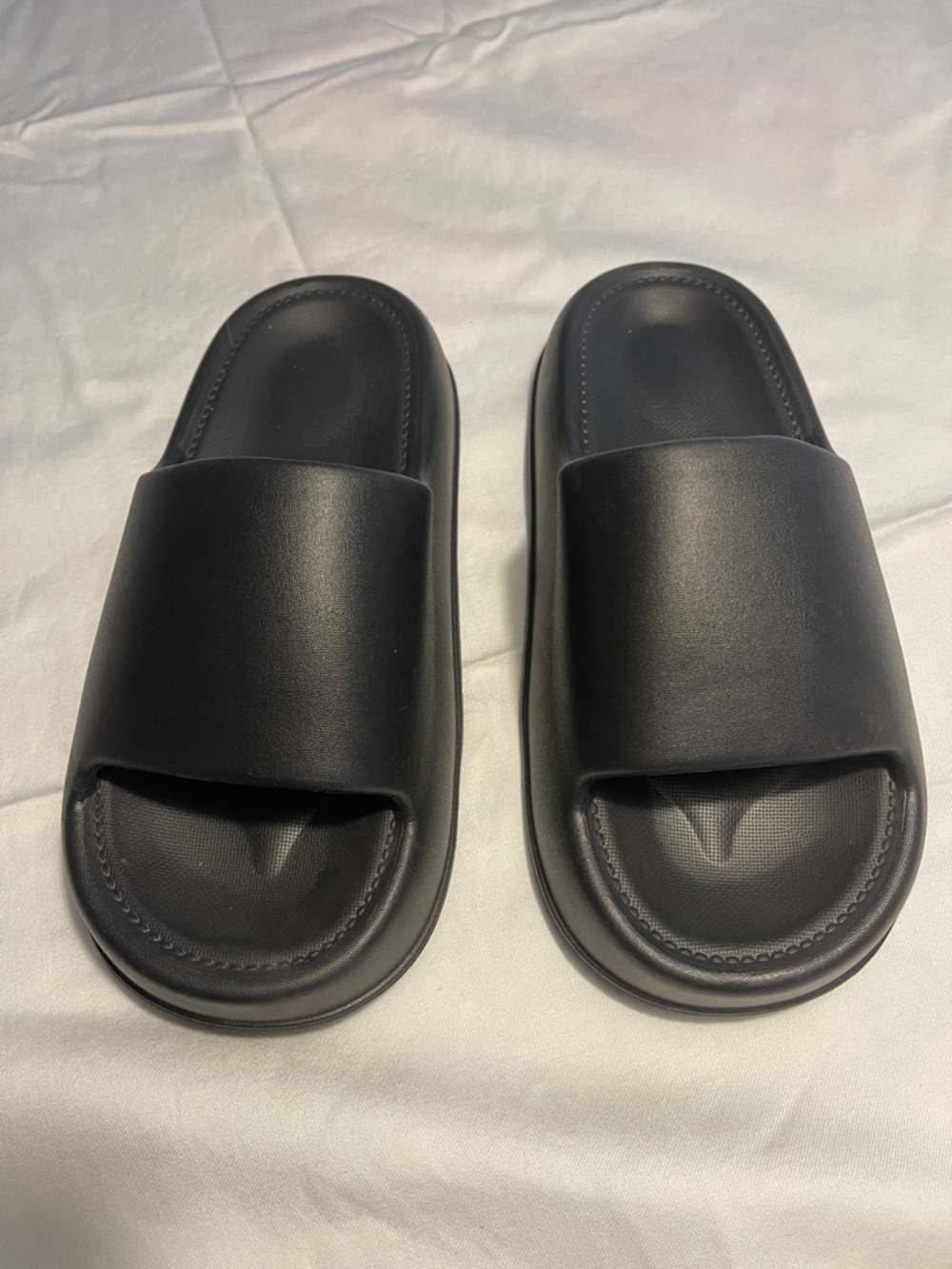 Cloud slides plush Black